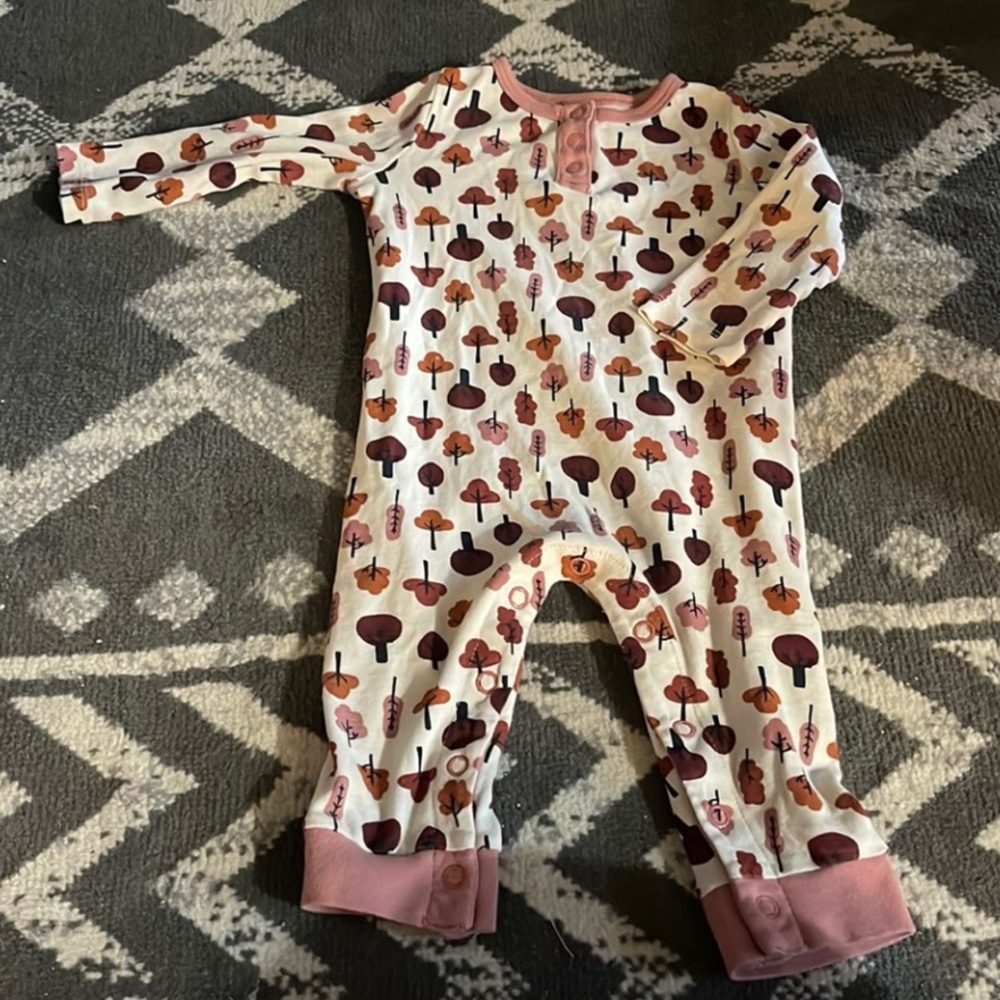 🌸 $3 if bundled - 6 - 12 month Sleeper by dip Tree design.